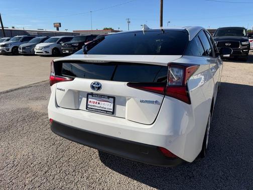 Blizzard Pearl 2019 Toyota Prius LE