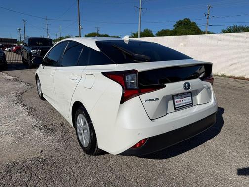 Blizzard Pearl 2019 Toyota Prius LE