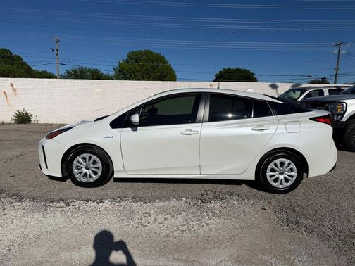 Blizzard Pearl 2019 Toyota Prius LE