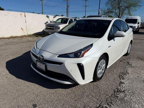 Blizzard Pearl 2019 Toyota Prius LE