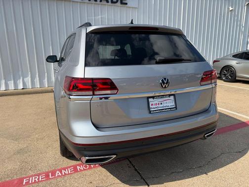 Silver Metallic 2021 Volkswagen Atlas 2.0T SE w/Technology