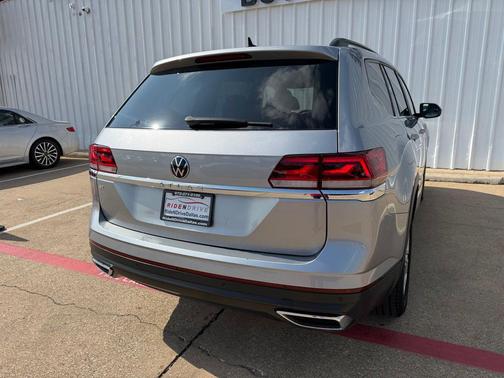Silver Metallic 2021 Volkswagen Atlas 2.0T SE w/Technology