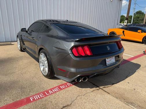 Magnetic 2017 Ford Shelby GT350 Base