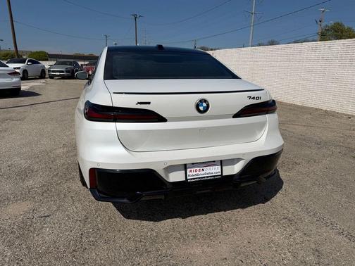 Mineral White Metallic 2023 BMW 740 i