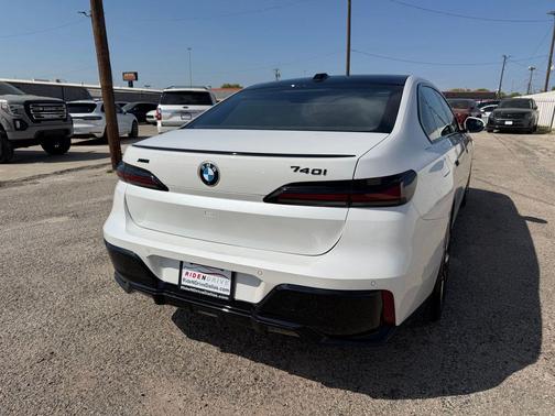 Mineral White Metallic 2023 BMW 740 i
