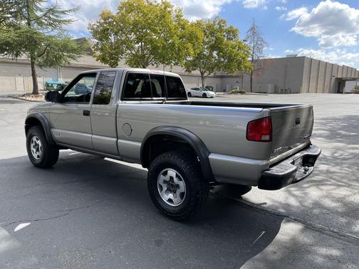 2000 Chevrolet S-10 Base