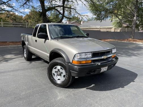 2000 Chevrolet S-10 Base