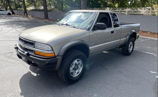 2000 Chevrolet S-10 Base