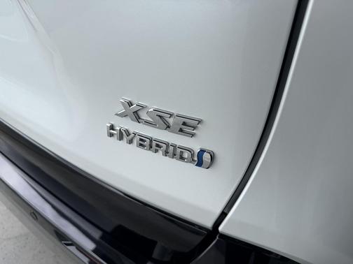 Wind Chill Pearl/Midnight Black Metallic 2024 Toyota RAV4 Hybrid SE