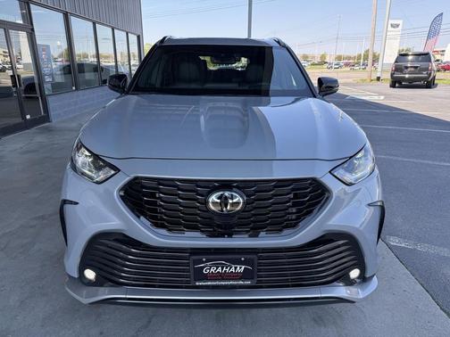 Gray 2025 Toyota Highlander XSE