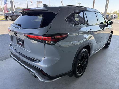 Gray 2025 Toyota Highlander XSE
