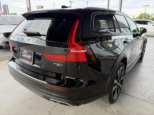 2022 Volvo V60 Cross Country T5