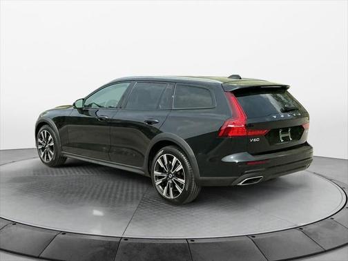 2022 Volvo V60 Cross Country T5