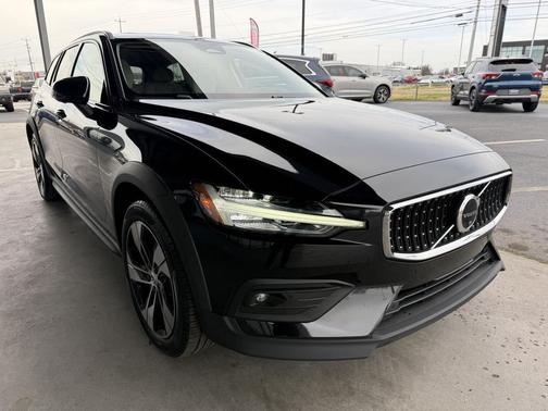 2024 Volvo V60 Cross Country B5 Plus