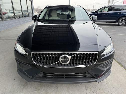 2024 Volvo V60 Cross Country B5 Plus