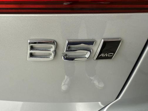 2024 Volvo XC60 B5 Core Dark Theme