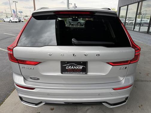 2024 Volvo XC60 B5 Core Dark Theme