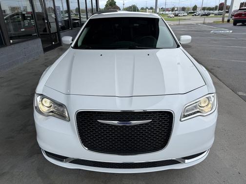 Bright White Clearcoat 2019 Chrysler 300 Touring