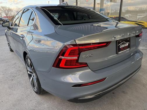 2023 Volvo S60 B5 Ultimate Bright Theme