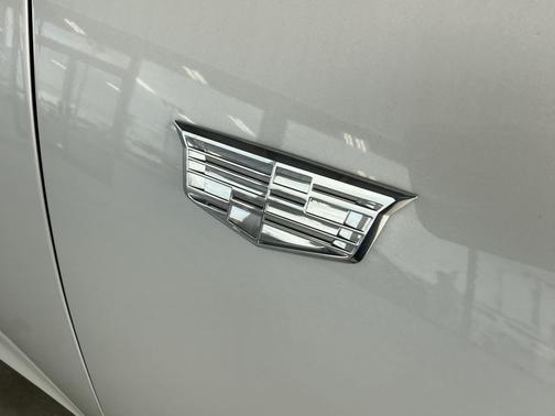 Crystal White Tricoat 2022 Cadillac XT6 Premium Luxury AWD