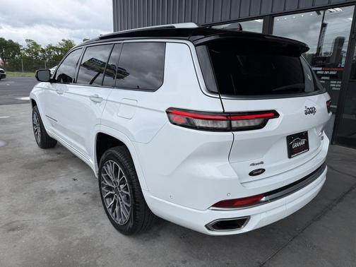 Diamond Black Crystal Pearlcoat 2023 Jeep Grand Cherokee L Summit Reserve