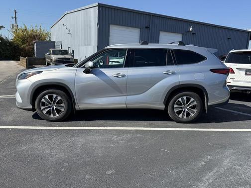 Celestial Silver Metallic 2022 Toyota Highlander XLE