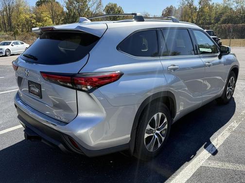 Celestial Silver Metallic 2022 Toyota Highlander XLE