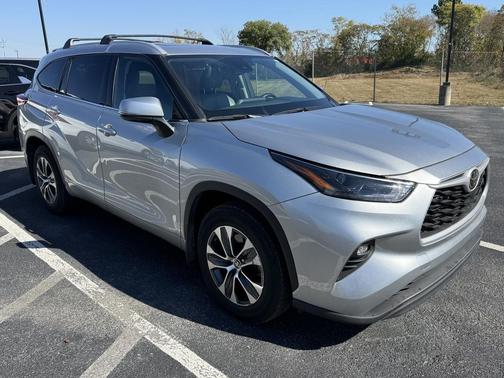 Celestial Silver Metallic 2022 Toyota Highlander XLE