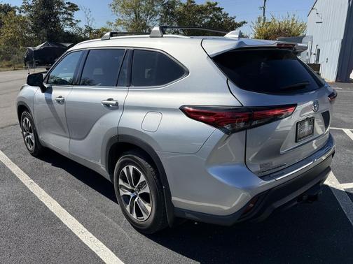 Celestial Silver Metallic 2022 Toyota Highlander XLE