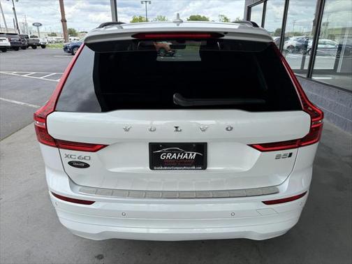 2022 Volvo XC60 B5 Momentum