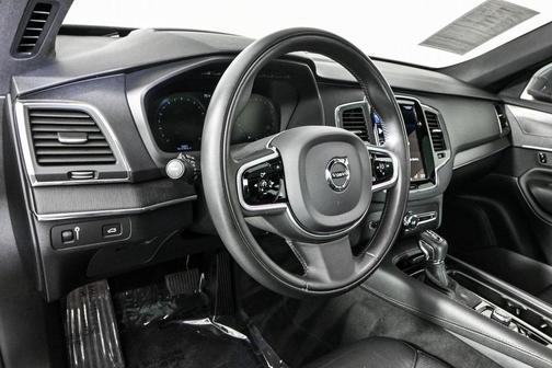 2020 Volvo XC90 T6 Momentum