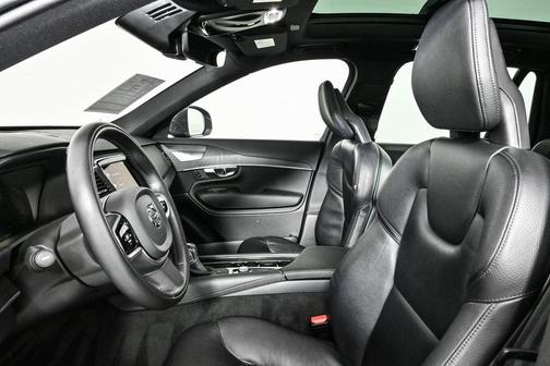 2020 Volvo XC90 T6 Momentum