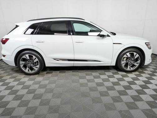 Glacier White Metallic 2023 Audi e-tron Premium quattro