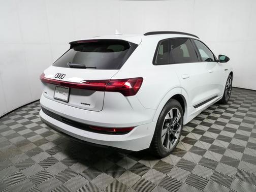 Glacier White Metallic 2023 Audi e-tron Premium quattro