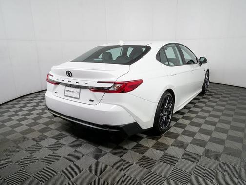 Ice 2025 Toyota Camry SE