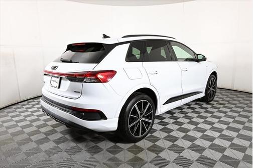 2022 Audi e-tron Premium Plus