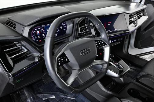 2022 Audi e-tron Premium Plus