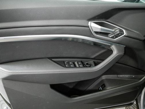 Florett Silver Metallic 2022 Audi e-tron Premium