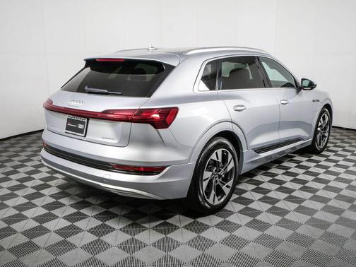 Florett Silver Metallic 2022 Audi e-tron Premium