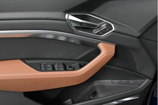 2022 Audi e-tron Premium Plus