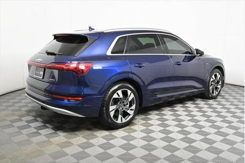 2022 Audi e-tron Premium Plus