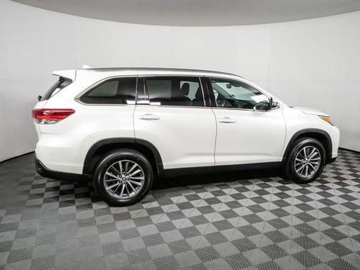 Blizzard Pearl 2019 Toyota Highlander XLE
