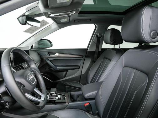 Mythos Black Metallic 2023 Audi Q5 45 S line Premium