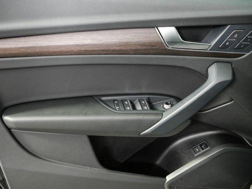 Mythos Black Metallic 2023 Audi Q5 45 S line Premium