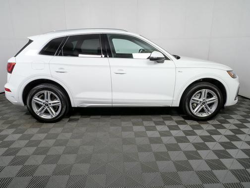 Arkona White 2024 Audi Q5 e 55 S line Premium Plus