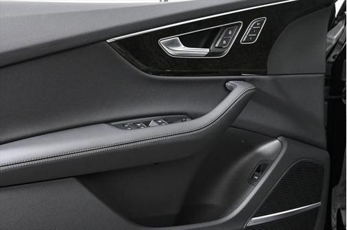 2025 Audi Q7 45 Premium Plus