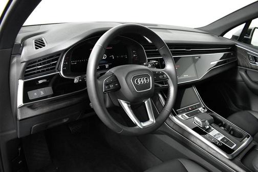 Photo 2 of 37 of 2021 Audi Q7 55 Premium