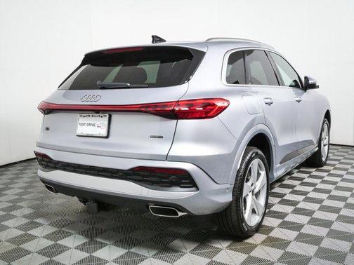 Florett Silver Metallic 2026 Audi Q5 Premium Plus TFSI quattro S tronic