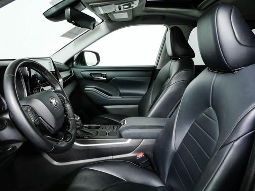 Magnetic Gray Metallic 2021 Toyota Highlander XLE