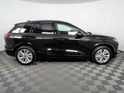Mythos Black Metallic 2025 Audi Q6 e-tron Premium Plus
